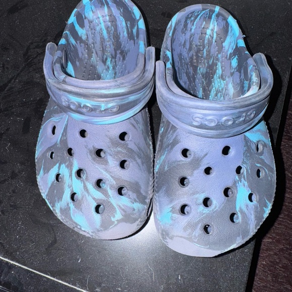 CROCS Black and Blue Swirl Clogs - Picture 1 of 2
